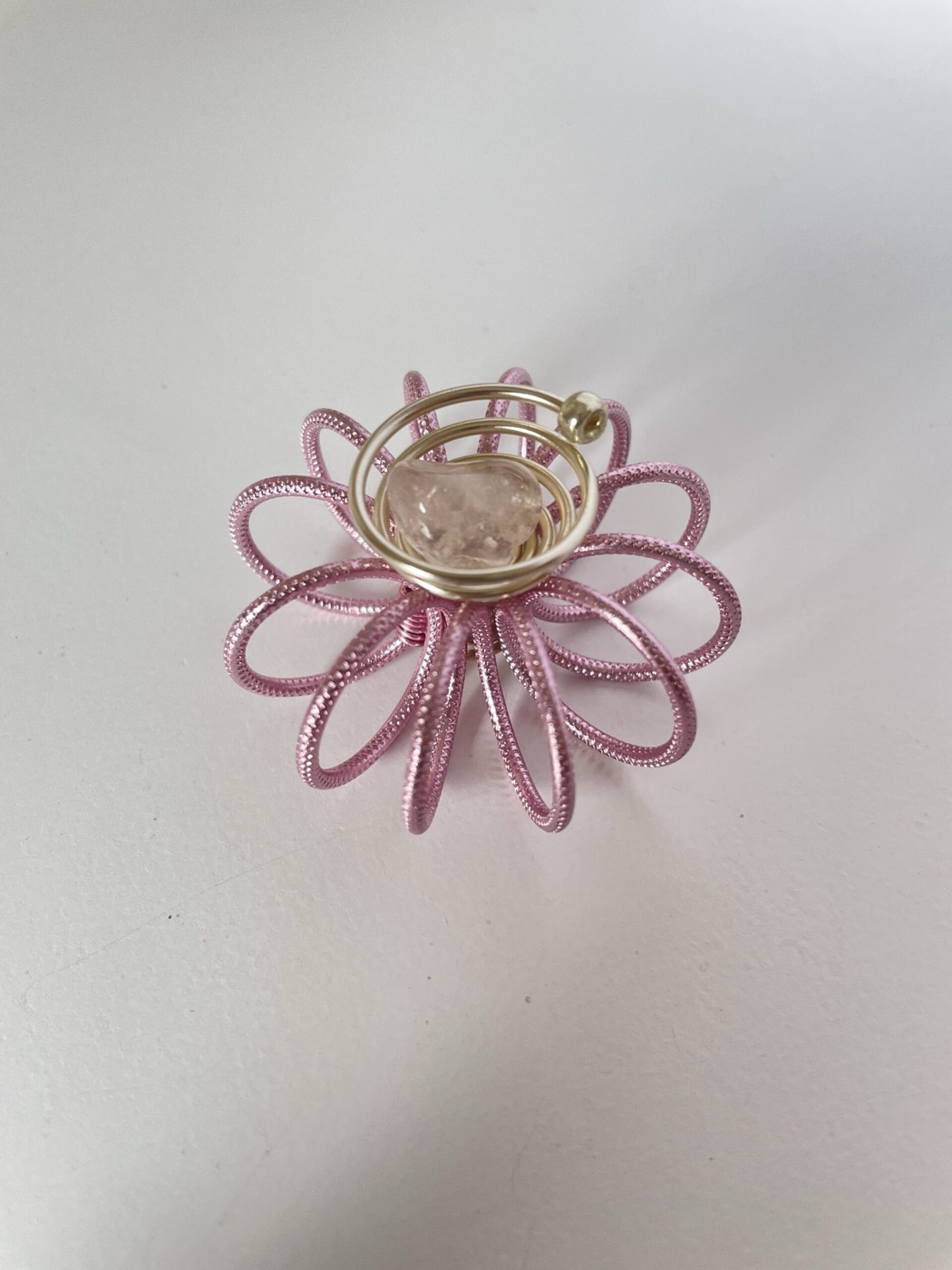Een handgemaakte Crystal Flower met rozenkwarts