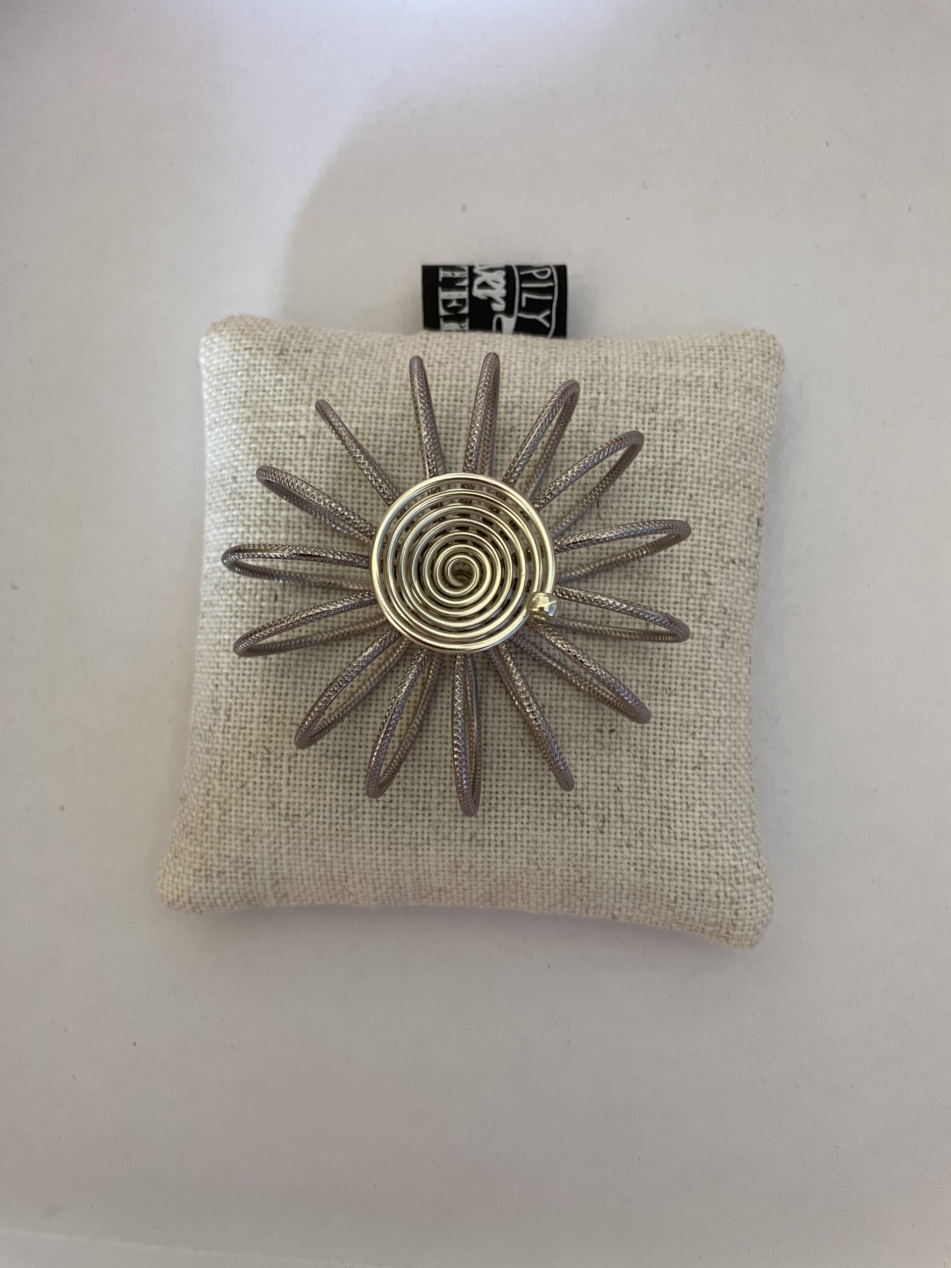 Edelsteenhouder (Staand, Bruin)